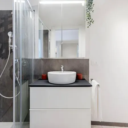 Red Ferrari House - Center * Модена