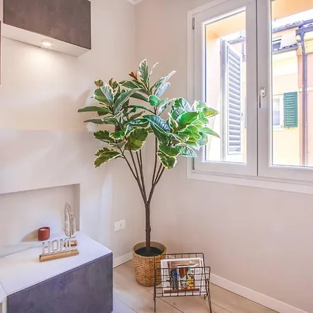 Red Ferrari House - Center Модена